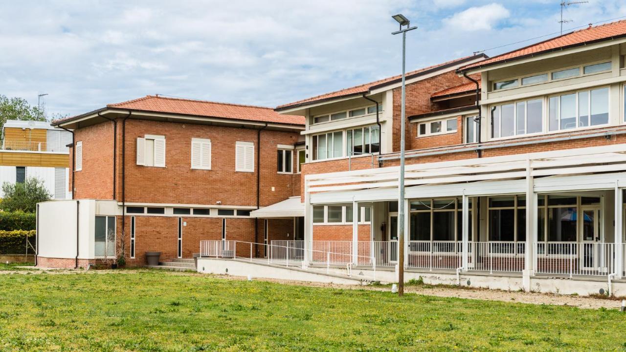 Eliopoli Beach Hostel & Restaurant Tirrenia Exterior foto